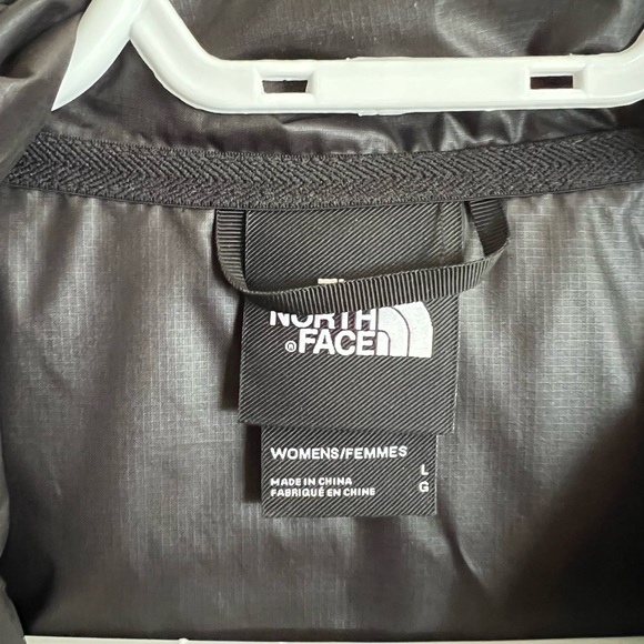 The north face windbreaker that folds up into a Fanny pack for easy carrying - Picture 5 of 5